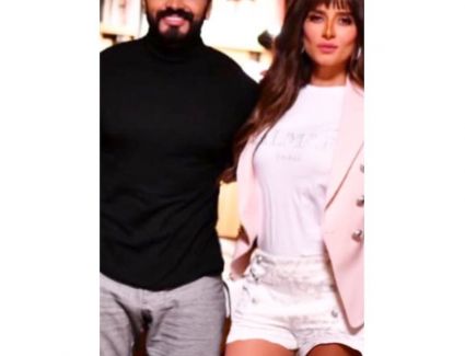  حرصت الفنانة زينة، على تهنئة تامر حسنى بفيديو كليب "ناسينى ليه"