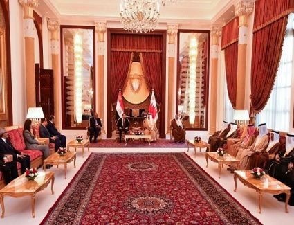 تفاصيل لقاء ومباحثات الرئيس السيسي وملك البحرين بالمنامة