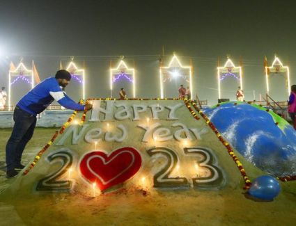 8 مليارات شخص حول العالم يودعون عام 2022 المضطرب ويستقبلون سنة جديدة 