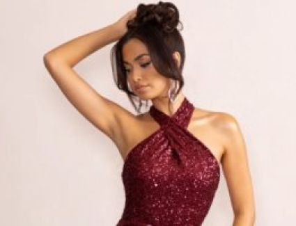 أبرز تصميمات فساتين "برايد ميد" الحمراء لعام 2023.. اختارى اللى يناسبك