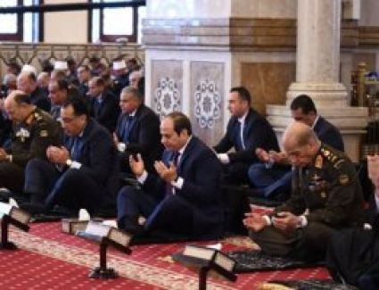 الرئيس السيسي يؤدي صلاة الجمعة بمسجد المشير فى ذكرى العاشر من رمضان