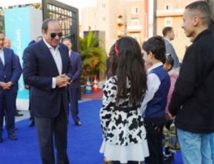 الرئيس السيسى للأسر المنتجة فى الاسمرات: "ها نوفر أى ماكينات أو معدات محتاجينها