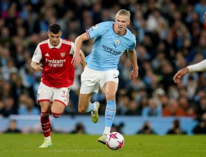 مانشستر سيتي يضرب أرسنال برباعية ويطارده على صدارة الدوري الإنجليزي