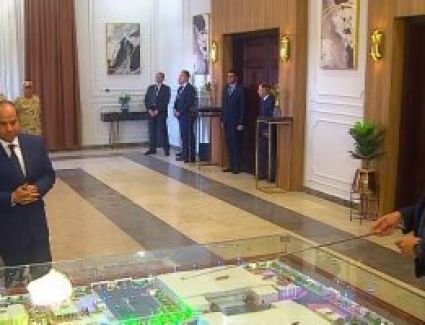 الرئيس السيسي يتفقد عددا من المشروعات بشرق العوينات