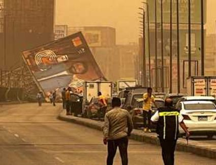 اصابة 3 أشخاص وتحطم ثلاثة سيارات في سقوط «لوحة إعلانات» على كوبري أكتوبر