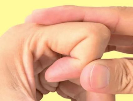  إذا كنت متعودًا على فرقعة أصابعك؛ اسمع هذه المعلومات من مُختص