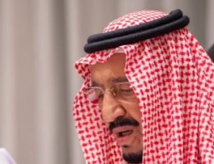 خادم الحرمين يهنئ الحجاج والمسلمين بمناسبة عيد الأضحى المبارك