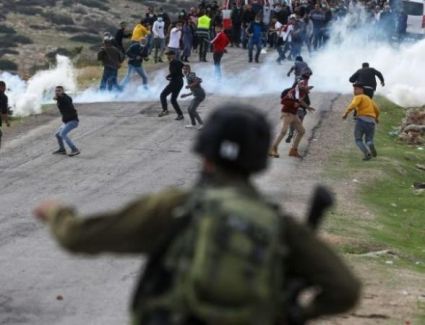 إصابات بالاختناق بين الفلسطينيين خلال قمع الاحتلال مسيرة سلمية شرق غزة