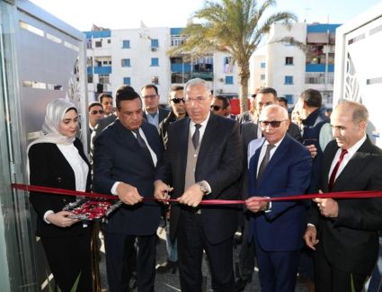 آمنة والقصير والغضبان يفتتحون المركز التكنولوجي لإصدار تراخيص المحال العامة بحي المناخ