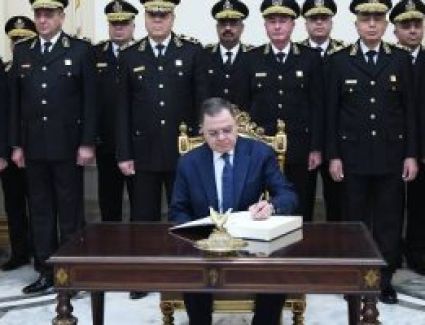 وزير الداخلية للرئيس بمناسبة عيد الشرطة: رجالنا أكثر فداءً وأصدق وفاءً خلف قيادتكم