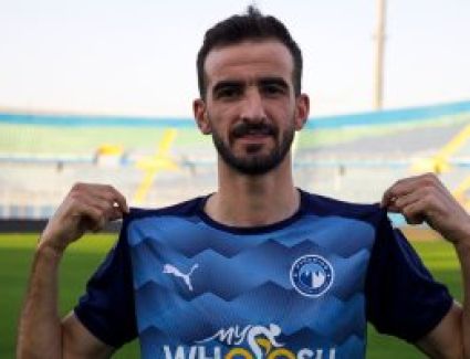 المصري يحصل على توقيع دونجا موسمين ونصف ويفاوض إسلام عيسى