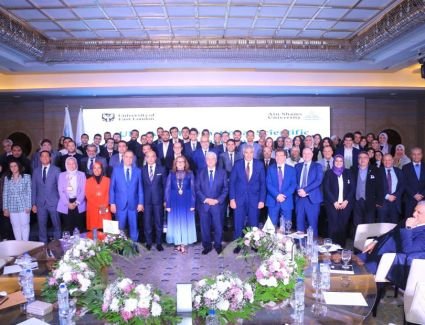 شهادة مزدوجة من جامعتي عين شمس وإيست لندن| صور