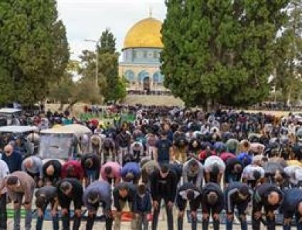 رغم قيود الاحتلال الإسرائيلي.. 25 ألفا يؤدون صلاة الجمعة في رحاب المسجد الأقصى