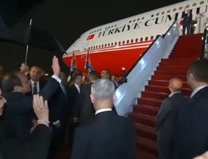 الرئيس السيسي وقرينته يُودعان أردوغان وحرمه بمطار القاهرة