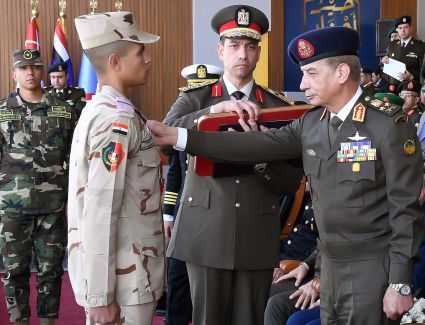 القائد العام للقوات المسلحة يشهد حفل انتهاء فترة الإعداد العسكري لطلبة الكليات العسكرية