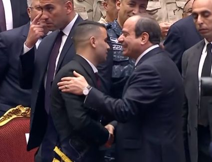الرئيس السيسي يلبي طلب شاب بالتقاط صورة معه: «أنا اللى أجيلك»