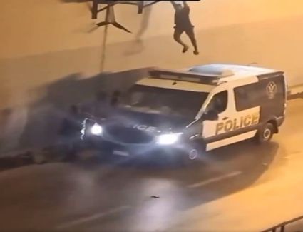 حرصًا على حياته.. الشرطة تساعد لصًا بالنزول على سيارتها أثناء سرقة كشافات نفق بالإسماعيلية