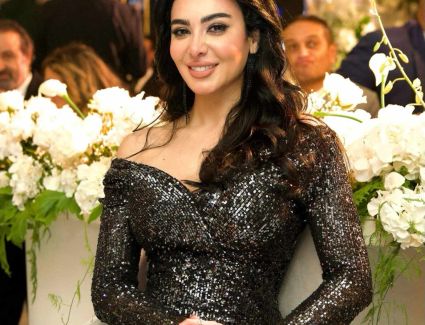 تألقت الفنانة ميرهان حسين بإطلالة أنيقة مميزة أثناء حضورها حفل زفاف المطربة مي فاروق والفنان محمد العروسي، الذي أقيم في أحد الفنادق الكبرى بالقاهرة، وشهد حضور كبير من نجوم الفن والغناء