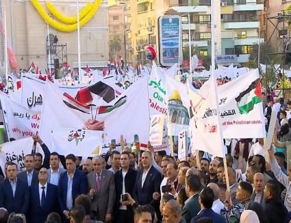 باللافتات العربية والإنجليزية.."الاستعلامات": المصريون يدعمون موقف القيادة السياسية ضد تهجير الفلسطينيين