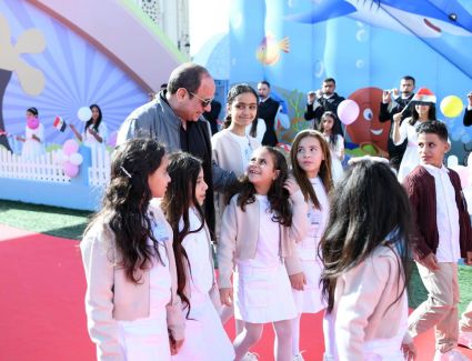 الرئيس السيسي يشارك أبناء الشهداء احتفال عيد الفطر وتوزيع الألعاب على الأطفال