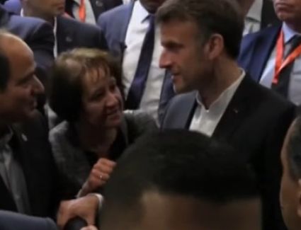 ترحيب كبير من المواطنين بالرئيس السيسي ونظيره الفرنسي إيمانويل ماكرون أثناء جولتهما بالقاهرة