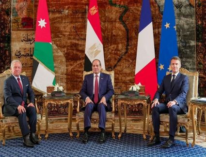 قادة مصر وفرنسا والأردن يجرون مكالمة هاتفية مع "ترامب" على هامش القمة الثلاثية بالقاهرة