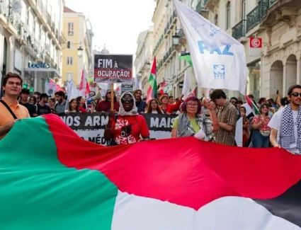 مظاهرة في لشبونة تنديدًا باستمرار العدوان على غزة وتضامنا مع الشعب الفلسطيني