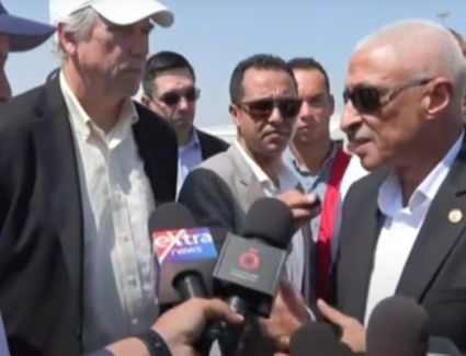 وفد من مجلس الشيوخ الأمريكي يتفقد المركز اللوجستي للمساعدات التابع للهلال الأحمر المصري