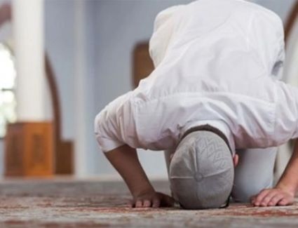 هل تأخير الصلاة عن أول وقتها ذنب نحاسب عليه؟.. 